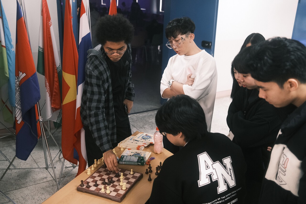 지난해 11월 13일 다솜고 축제에서 장모세(가장 왼쪽)가 친구들과 함께 체스를 두고 있다. 홍성민 기자