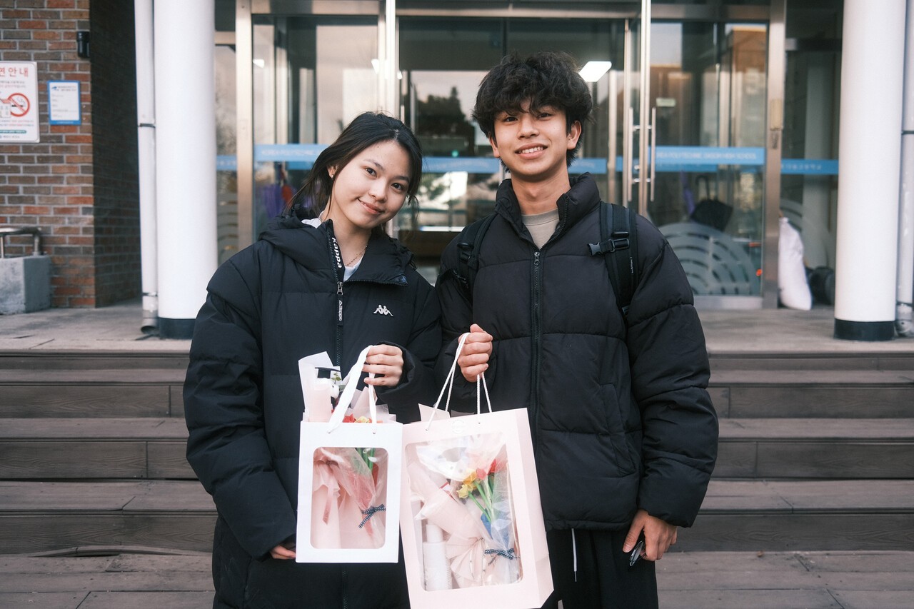 지난 1월 3일 보안트(왼쪽)와 김유신(오른쪽)이 학교를 떠나기 직전 다솜고 기숙사 입구에서 미소를 짓고 있다. 홍성민 기자
