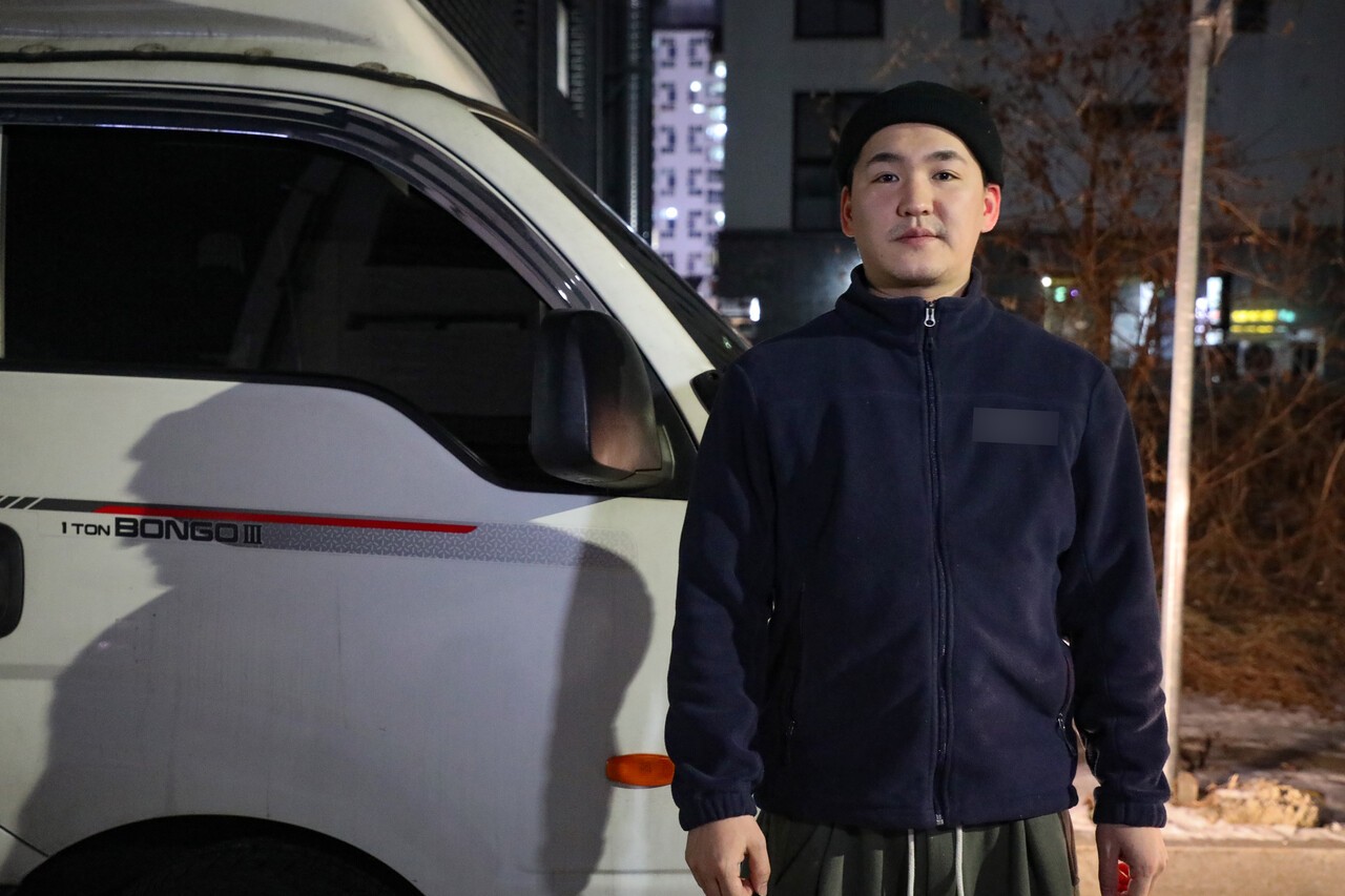 지난 1월 12일 밤, 새벽 배송일을 하는 박선우가 탑차에 오르기 전 취재팀의 카메라를 바라보고 있다. 홍성민 기자