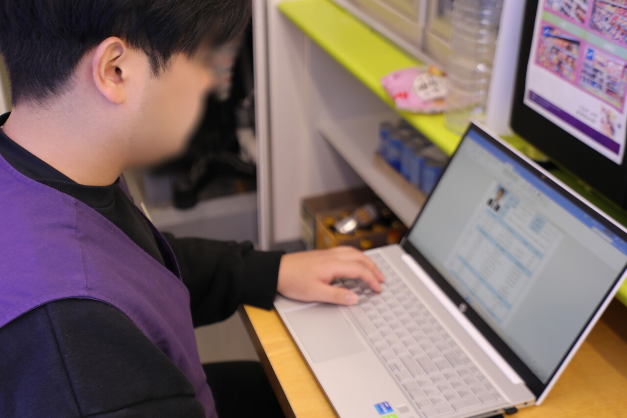 지난해 12월 30일 김민호가 충남에 있는 한 편의점에서 아르바이트를 하던 도중 노트북으로 이력서를 바라보고 있다. 홍성민 기자