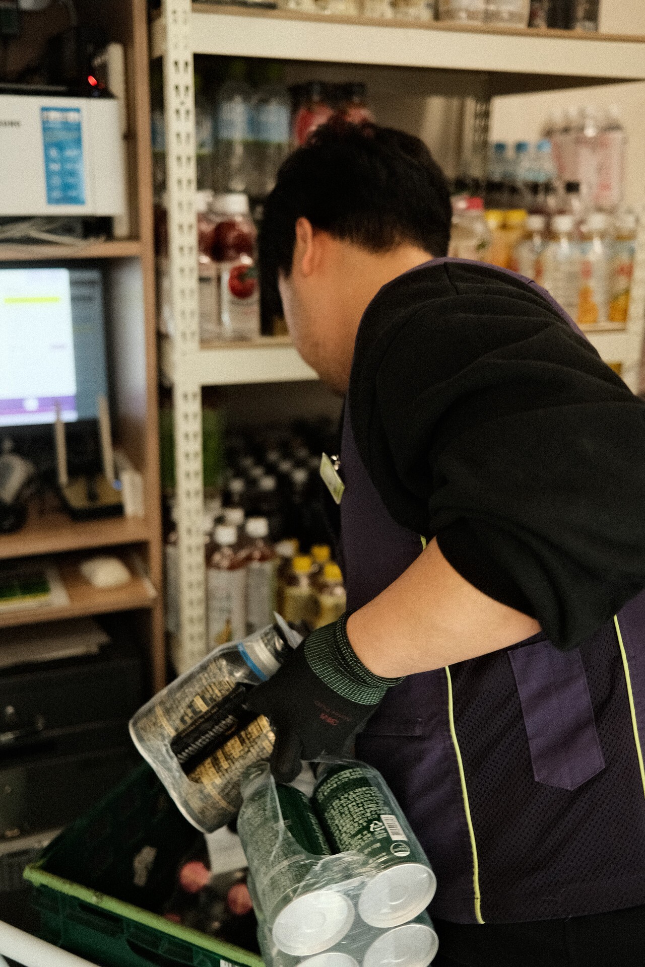 지난해 12월 30일 김민호가 편의점에서 물건을 정리하고 있다. 4년제 대학에 들어가고 싶었던 김민호는 등록금을 모으기 위해 지난해 9월 편의점 아르바이트를 시작했다. 홍성민 기자