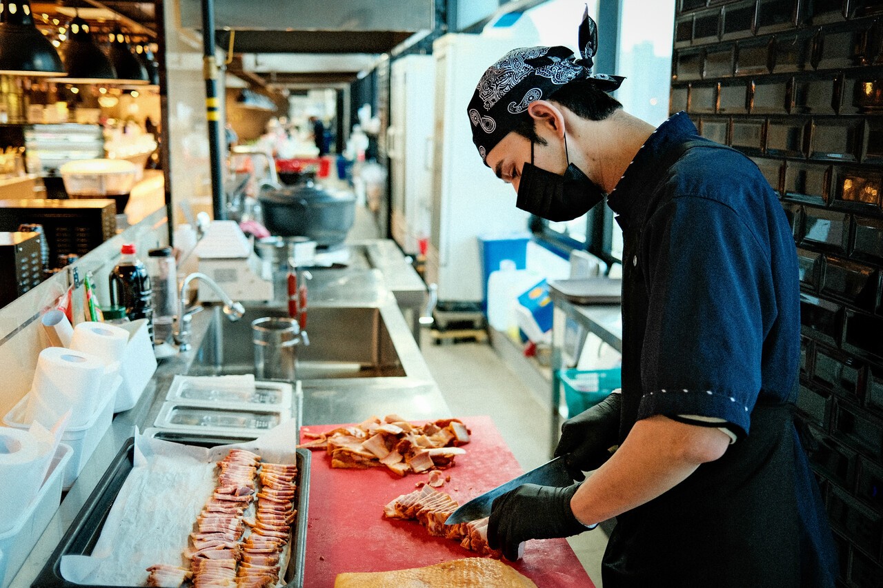 지난 1월 9일 아브로르가 울산에 있는 뷔페 식당에서 음식을 준비하고 있다. 아브로르는 한국에서 지내기 위해 등록금과 생활비를 스스로 벌고 있다. 홍성민 기자