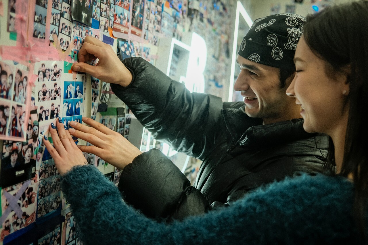 지난 1월 9일 아브로르가 퇴근 뒤 만난 여자친구와 함께 즉석사진관 벽면에 사진을 붙이고 있다. 폴리텍대학 울산캠퍼스에 진학한 이후 아브로르는 여자친구의 도움을 받아 대학 생활에 적응하고 있다. 홍성민 기자