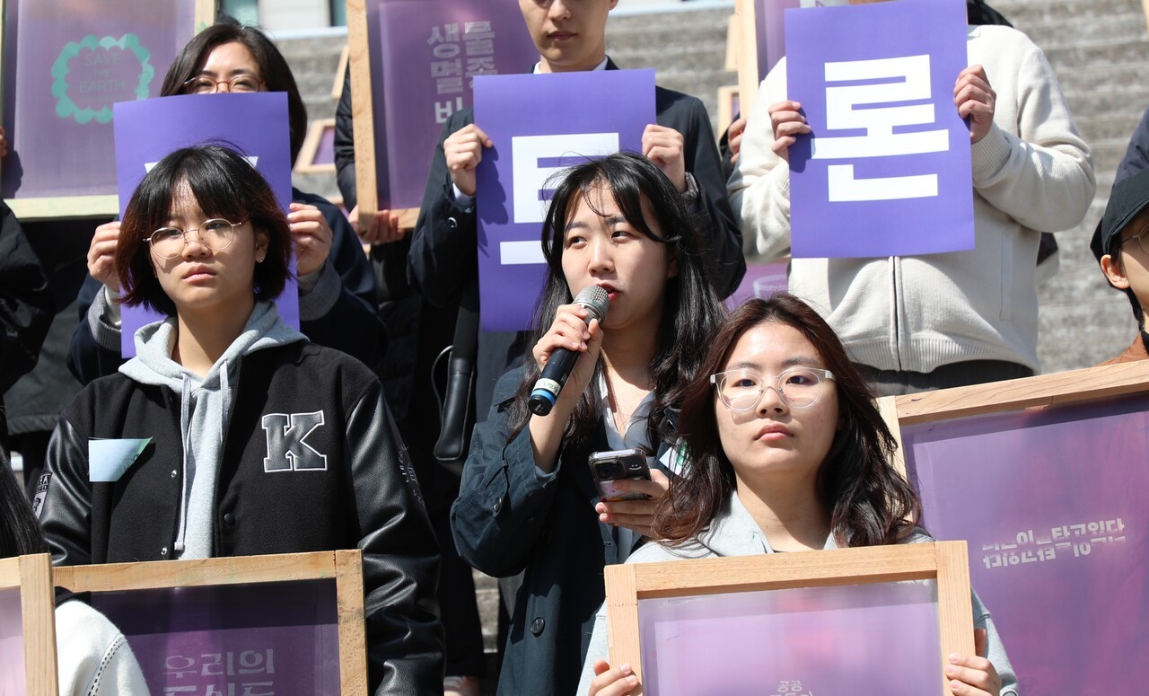 서울 세종문화회관 앞에서 열린 ‘기후 단일의제 대선 TV 토론회 촉구 기자회견’에서 이수아 대학생기후행동 활동가가 국가 지도자의 기후위기 대응책임을 강조하고 있다. 박현석 기자