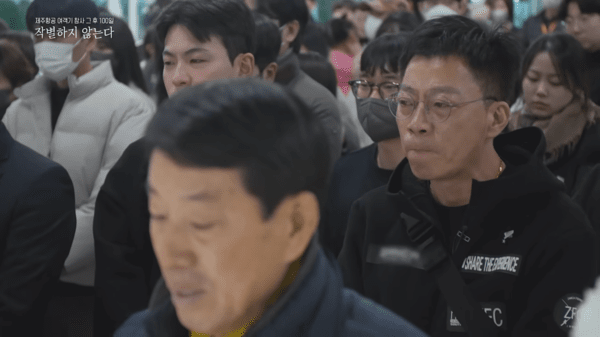 유가족 김성철 씨가 합동분향소에서 눈물을 흘리고 있다. KBS광주 ‘작별하지 않는다’ 갈무리