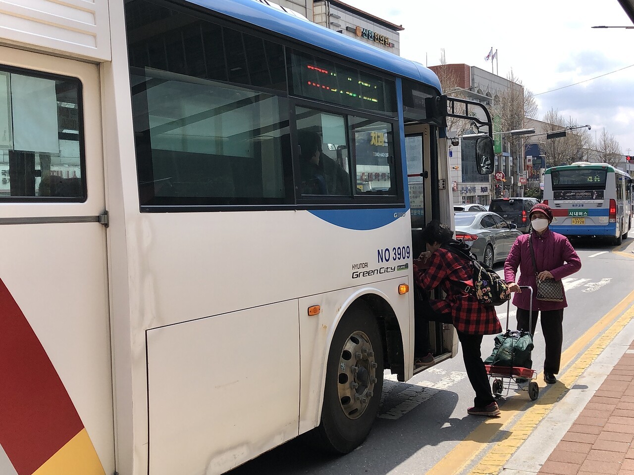 지난 15일 제천 시민문화회관 버스 정류장 앞에서 870번 시내버스의 계단을 고령자들이 힘겹게 오르고 있다. 이예진 기자