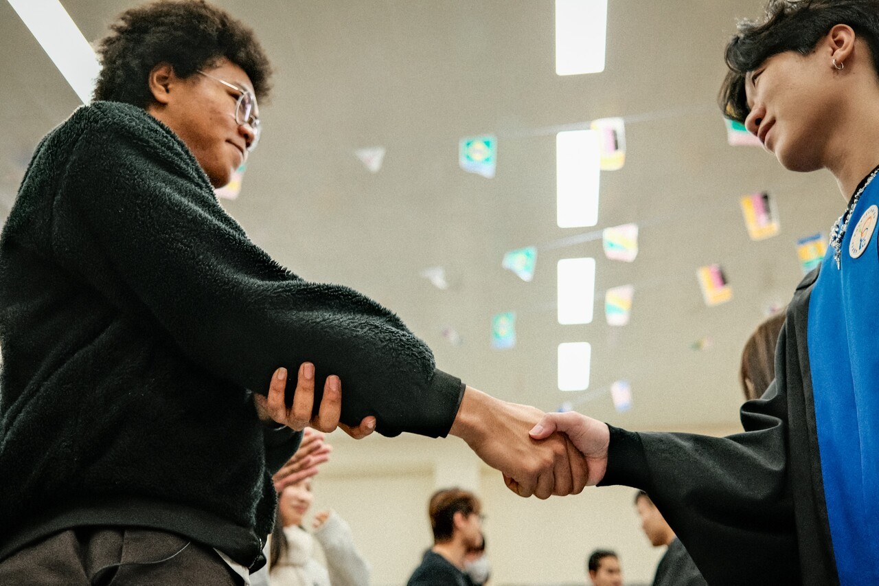 지난 1월 10일 장모세(왼쪽)가 졸업생과 악수하고 있다. 홍성민 기자