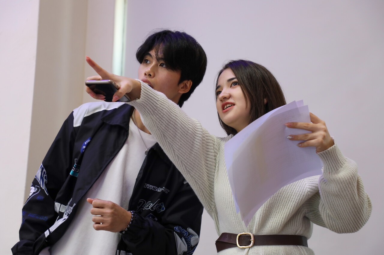 지난해 11월 13일, 학교 축제의 진행자를 맡은 샥조다가 공연 준비를 돕고 있다. 홍성민 기자