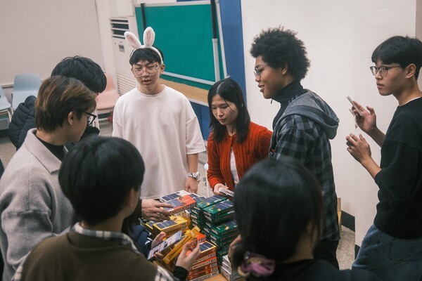 지난해 11월 13일, 다솜고등학교 학생회의 부회장인 장모세(오른쪽에서 두 번째)가 학교 축제가 끝난 후 친구들에게 간식을 나눠주고 있다. 홍성민 기자