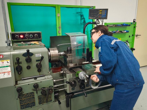 지난해 4월 15일 샥조다가 다솜고등학교 실습동에서 기계를 사용하고 있다. 문준영 PD