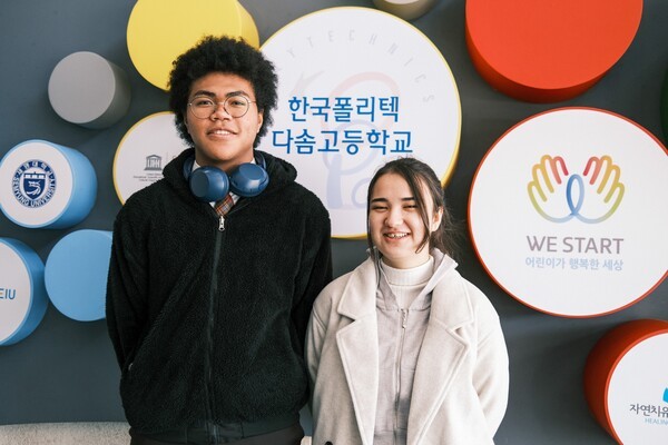 지난 1월 10일 장모세(왼쪽)와 샥조다가 다솜고등학교 본관 홀에서 미소를 짓고 있다. 홍성민 기자