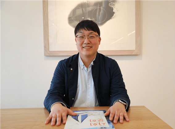 지난 21일 강원도 양양의 한 카페에서 양양고등학교 최길성 교사가 단비뉴스 기자에게 '팩트체크 뉴스 만들기' 수업에 관한 경험을 들려주고 있다. 김정현 기자