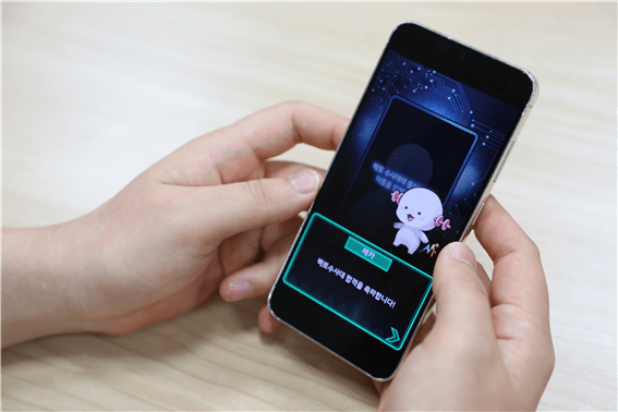 지난 25일, 휴대전화로 팩트수사대 ‘수사대 편’을 진행하고 있다. 김정현 기자