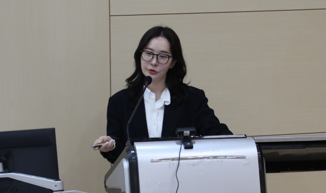 서울대 정치외교학부 이나경 교수가 세명대 학술관에서 ‘트럼프 2기의 국제정치와 한반도’를 주제로 강연하며 트럼프 시대의 5가지 키워드를 설명하고 있다. 김정현 기자