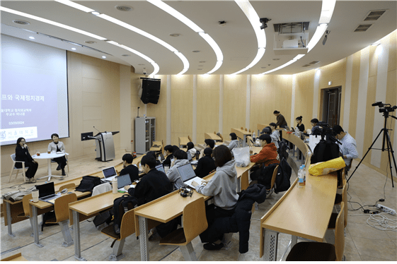 세명대 학술관에서 열린 이나경 교수 특강에는 현장의 세명대 저널리즘대학원생과 줌 화상회의로 연결된 외부 청강생 등 30여 명이 참여했다. 김정현 기자