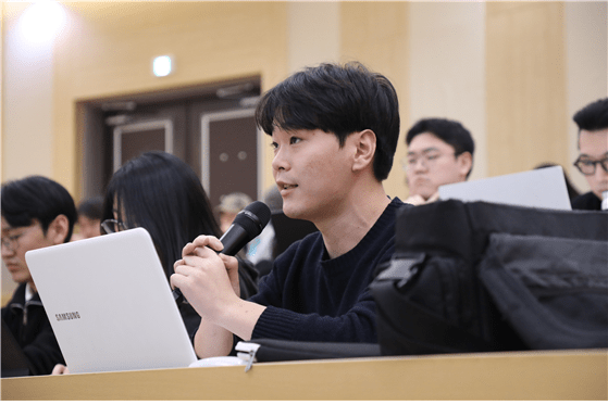 강연에 이어진 질의응답 시간에 세명대 저널리즘대학원생 황두길 씨가 트럼프 정부의 관세 공격에 한국이 대응할 방안을 질문하고 있다. 김정현 기자