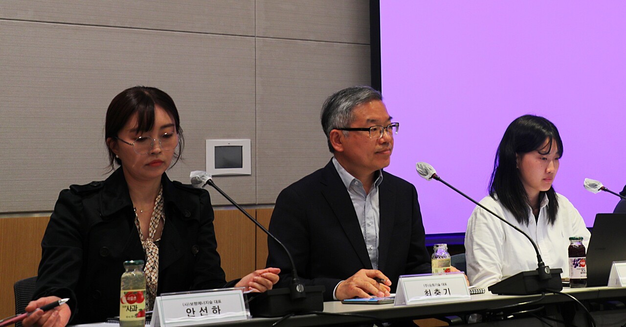 ​각 분야를 대표하는 토론자들이 다음 정부에 요구하는 기후 대응 정책을 밝히고 있다. 왼쪽부터 안선하 (사)보령에너지숲 이사장, 최충기 (주)승화기술 대표, 김소현 대학생기후행동 대표. 이은지 기자