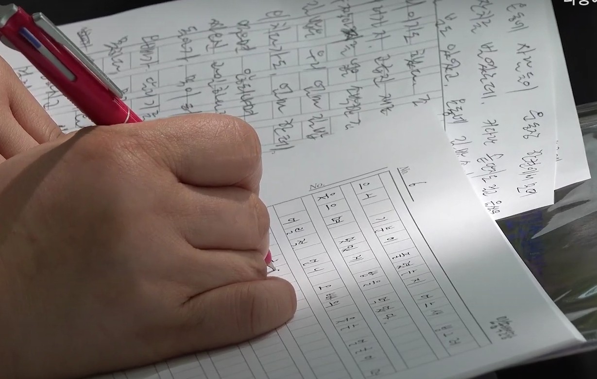 2024년 제6회 민송백일장 참가자가 원고지에 글을 옮겨 적고 있다. 단비뉴스 유튜브 갈무리