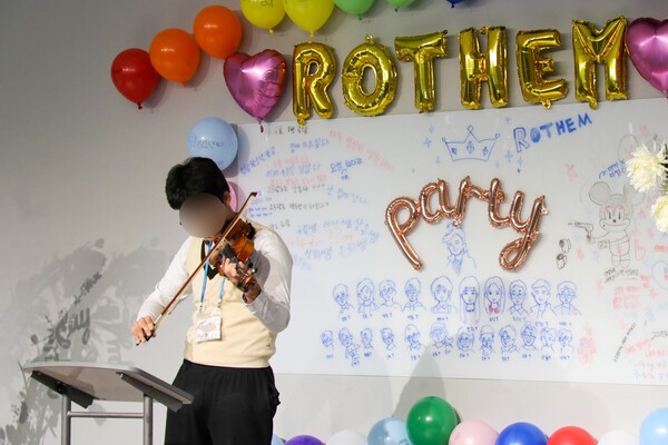 로뎀 학교 소년들이 준비하고 참가한 ‘꿈나무 예술제’에서 희찬이 바이올린을 켜고 있다. 홍성민 기자