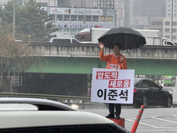 지난 4월 22일 오전 8시, 이준석 대선 후보가 서울시 서초구에서 ‘출근길 인사’를 하고 있다. 홍성민 기자