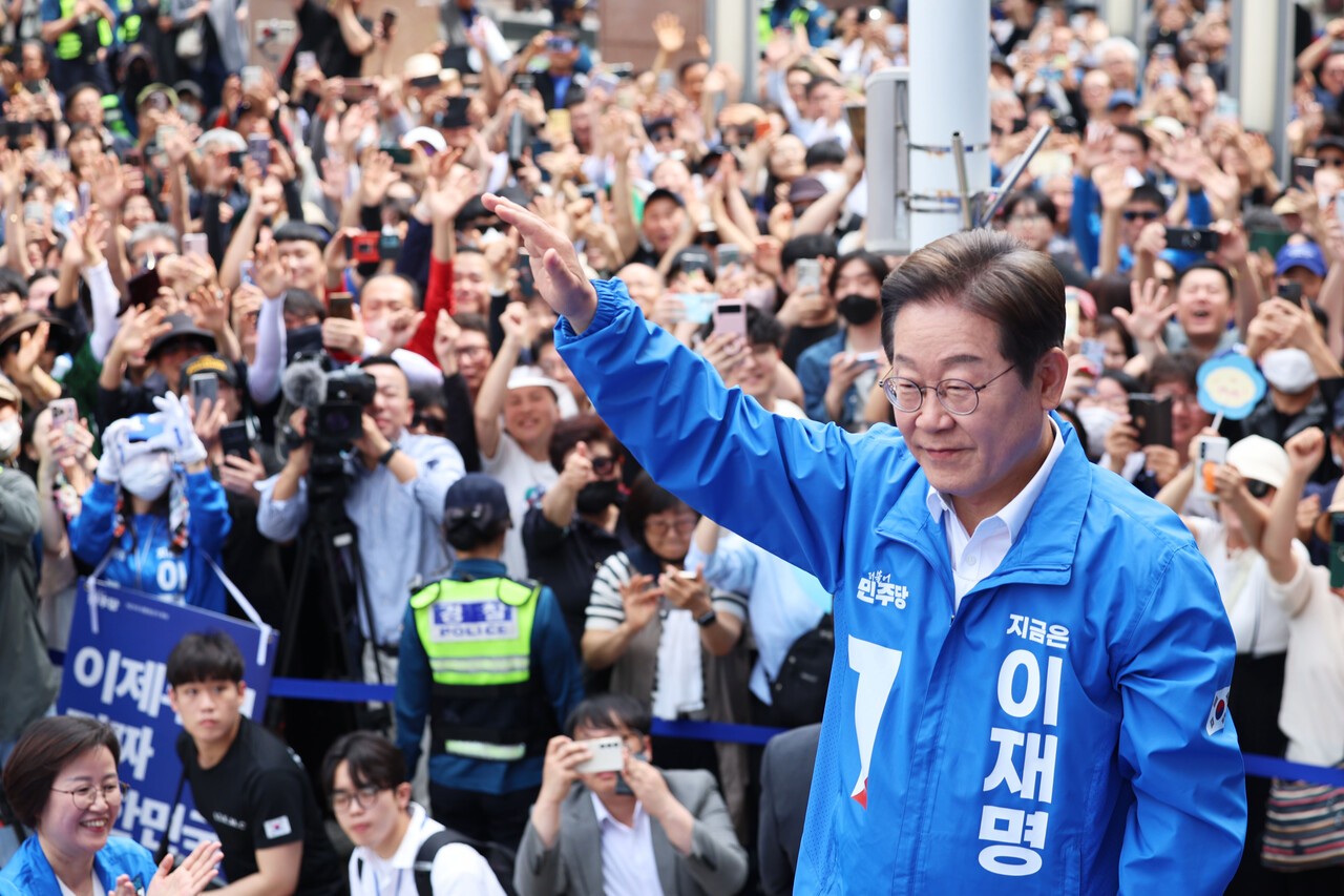 더불어민주당 이재명 대선 후보는 지난 14일 경남 창원시 상남분수광장에서 유세했다. 출처 연합뉴스