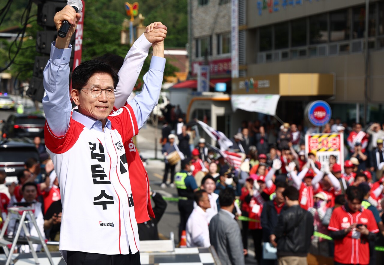 국민의힘 김문수 대선 후보는 지난 14일 경남 밀양시 밀양관아 앞에서 유세했다. 출처 연합뉴스