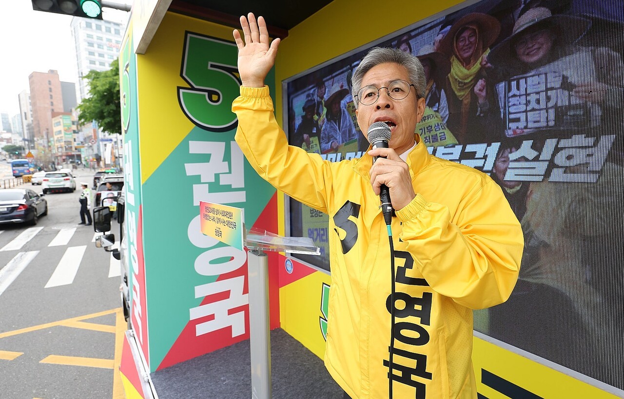 민주노동당 권영국 대선 후보는 지난 13일 서울 성북구 성신여대입구역 인근에서 유세했다. 출처 연합뉴스