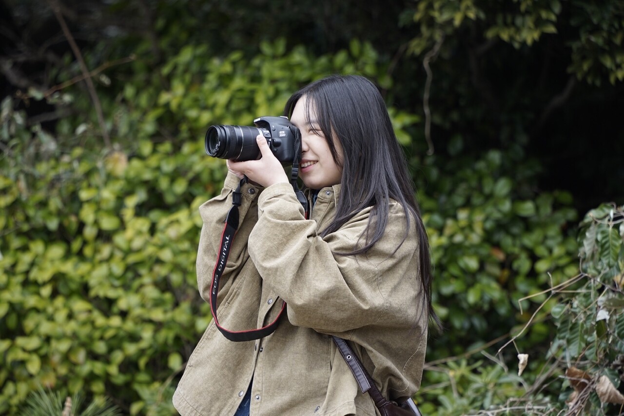 박예원 전남대학교 여수캠퍼스 전대신문 부국장이 취재를 위해 사진을 찍고 있다. 박예원 제공