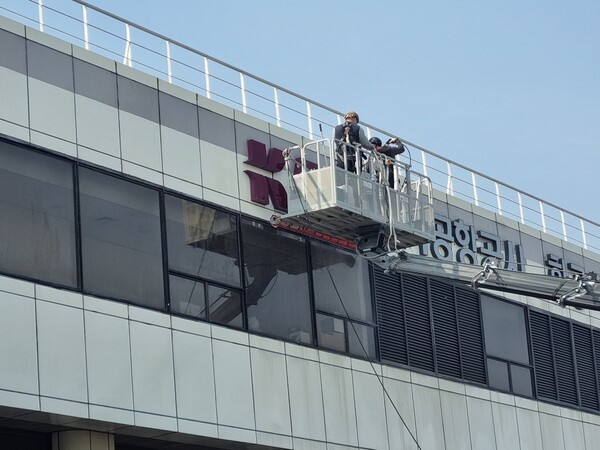 청소전문업체 몽키힙의 노동자들이 건물 외벽 청소를 하고 있다. 한승필 씨 제공