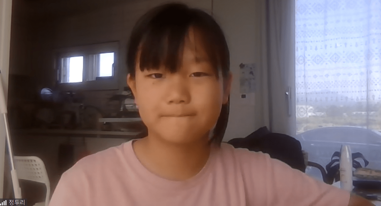 아기기후소송단 중 한 명인 제주시 애월읍의 정두리 어린이가 지난 13일 줌 화상회의 인터뷰에서 제주의 자연환경이 더 이상 파괴되지 않기를 희망했다. 천경난 기자