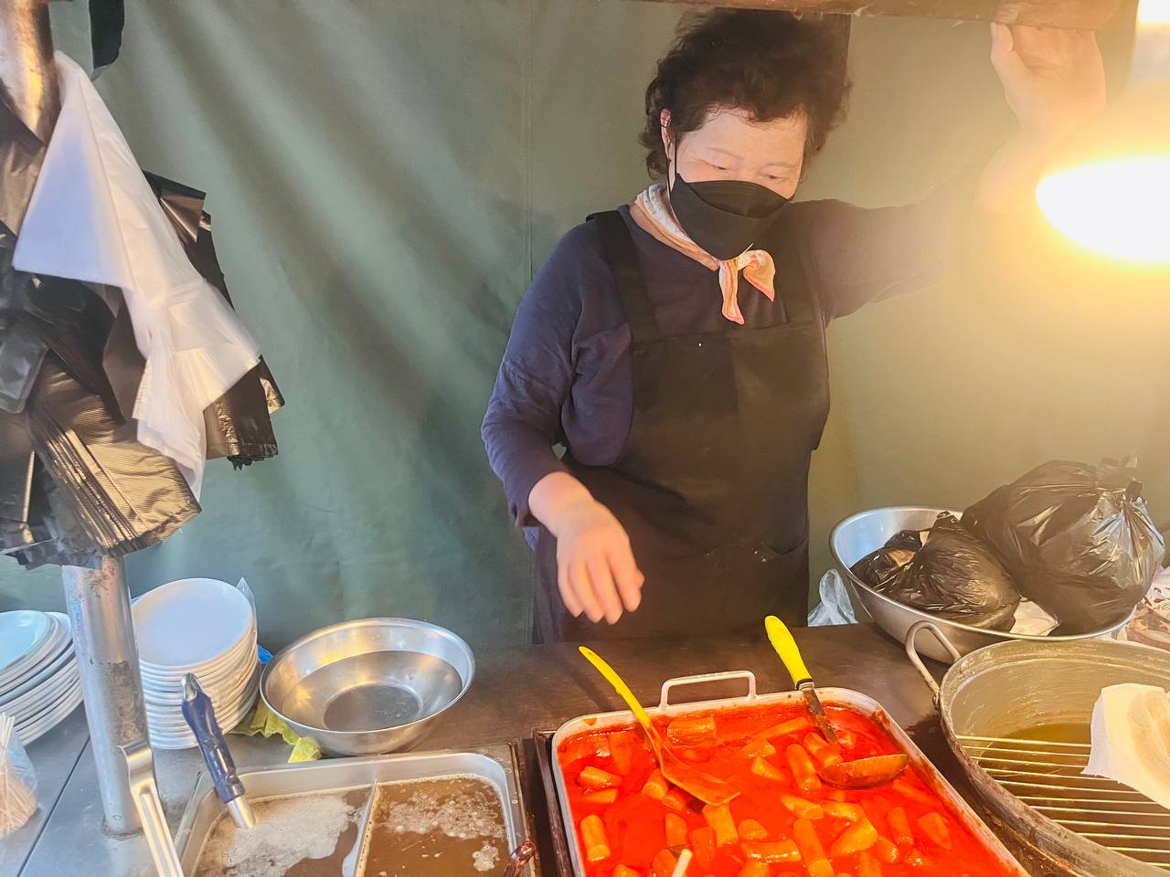 지난 20일 오후 서울 서대문구 신촌역 인근에서 노점상 박윤선 씨가 영업을 준비하고 있다. 서부지역노점상연합 제공