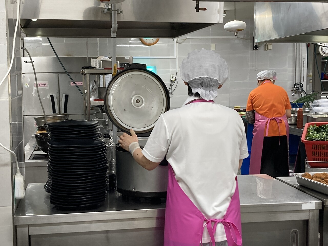 급식노동자 A 조리사가 세명대 학생식당 조리대에서 배식을 준비하고 있다. 장태린 기자