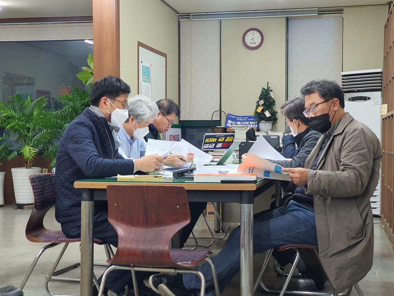 울산시민연대가 정책위원회를 열어 2023년도 울산광역시 예산안을 분석하고 있다. 울산시민연대는 매년 울산시 예산안이 공개되면 이를 평가해 발표한다. 출처 울산시민연대 누리집