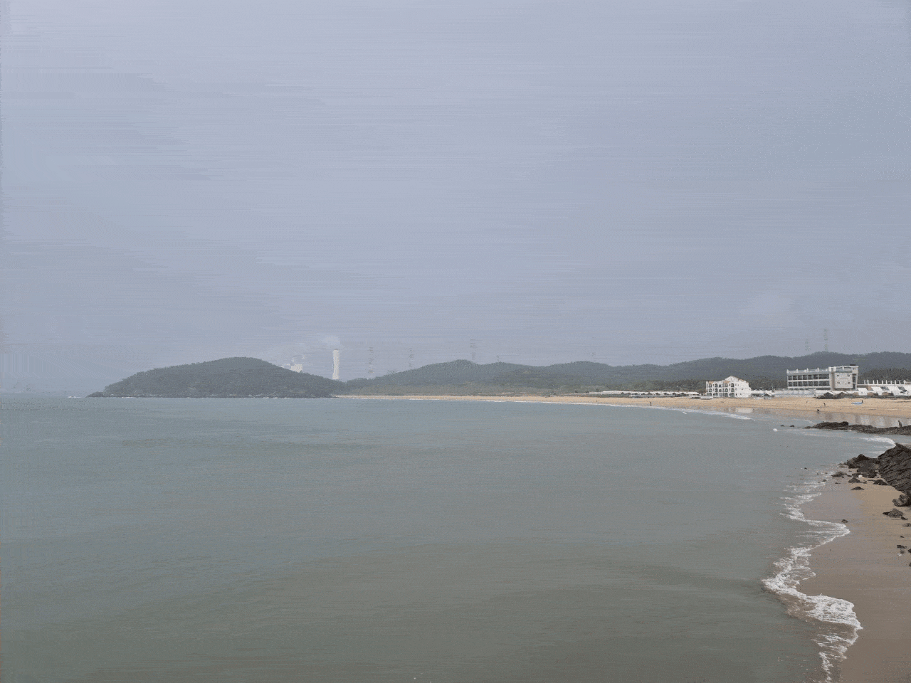 충남 태안군 원북면 방갈리 학암포 해수욕장에서 바라본 한국서부발전 태안발전본부. 10기의 석탄화력발전소 기둥에서 연기가 피어오르고 있다. 발전 과정에서 생겨난 연기에는 수증기와 미세먼지 등이 섞여 있다. 김민성 기자