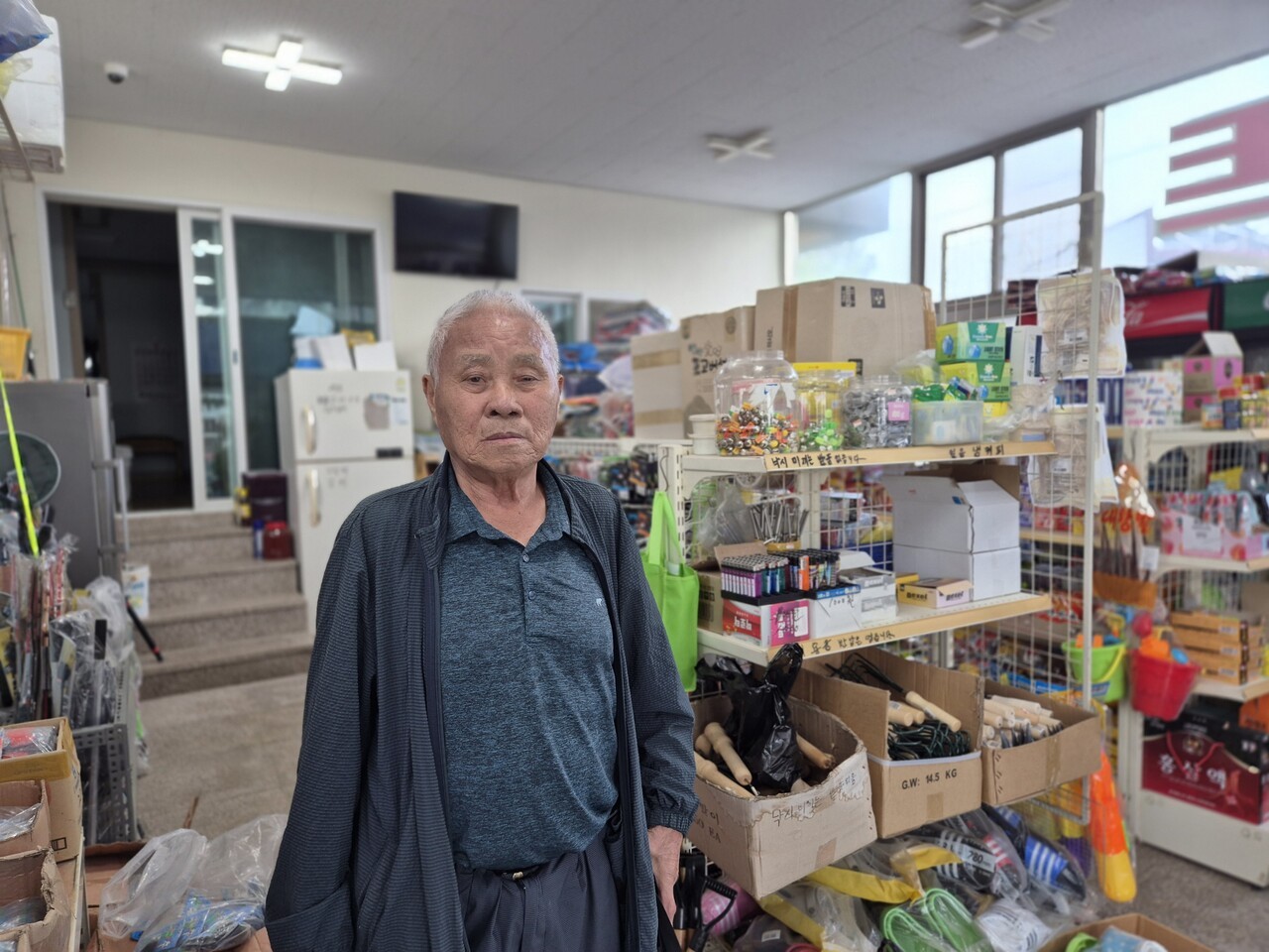충남 태안군 학암포에서 마트를 운영하는 박기화 씨는 정부가 에너지전환을 추진하는 과정에서 지역 주민의 건강과 환경, 생업에 준 피해를 제대로 보상해야 한다고 말했다. 김민성 기자