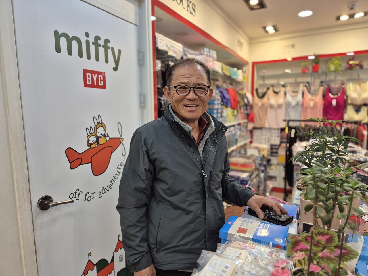 충남 태안군 태안동부시장에서 옷 가게를 운영하는 김학선 씨는 석탄화력발전소 문을 닫더라도 지역민이 삶을 유지할 수 있는 대책이 마련돼야 한다고 말했다. 김민성 기자