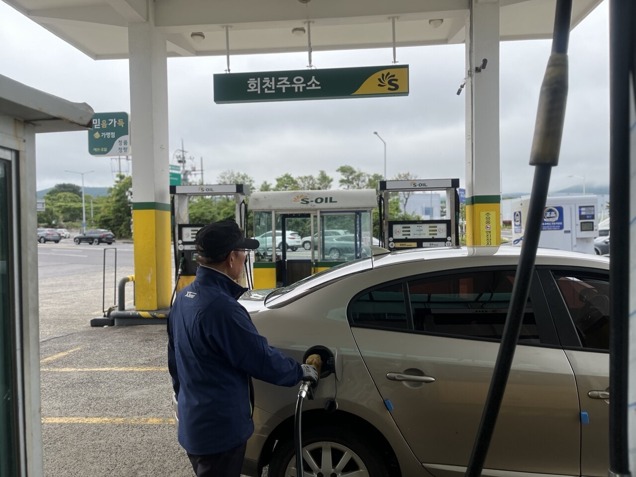 지난 17일 제주시 회천동의 회천주유소에서 직원이 기름을 넣고 있다. 30년째 이곳에서 주유소를 운영하는 백홍배 한국주유소협회 제주도회장은 공중화장실 설치 의무화 폐지, 태양광을 활용한 전기료 지원 등이 필요하다고 말했다. 이은지 기자