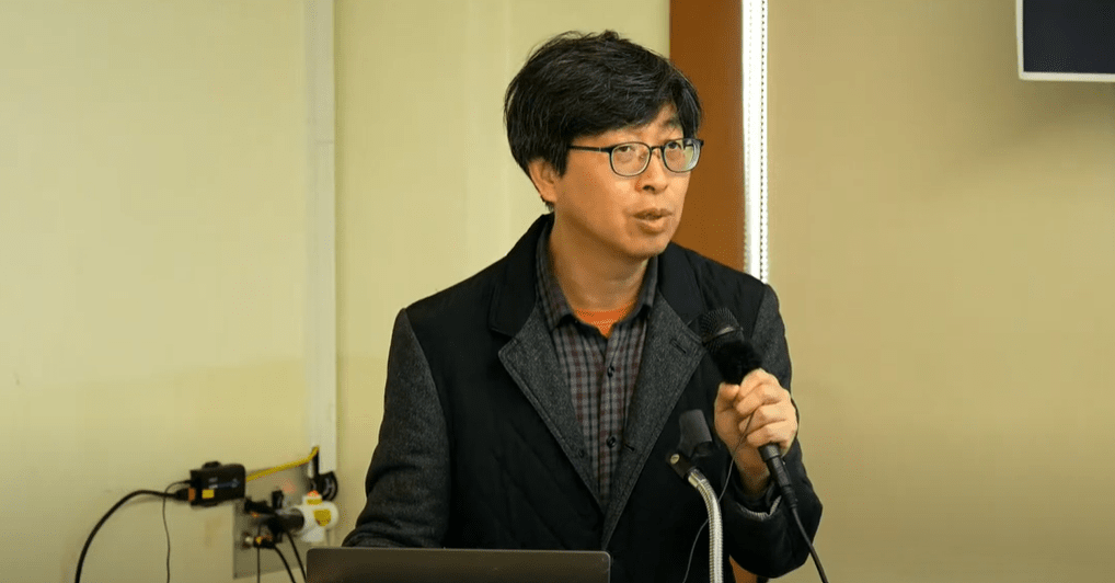 지난 1월 21일 ‘공공재생에너지, 왜 사회대개혁의 주요과제인가’ 토론회에서 발표하고 있는 한재각 기후정의동맹 집행위원. 녹색연합 유튜브 갈무리