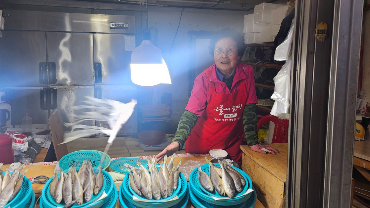 충남 보령시 한내시장에서 수산물을 판매하는 김정배 씨는 석탄화력발전소 폐쇄로 더욱 위축된 지역 경제를 위해 새 정부가 대책을 마련해 주면 좋겠다고 말했다. 박현석 기자