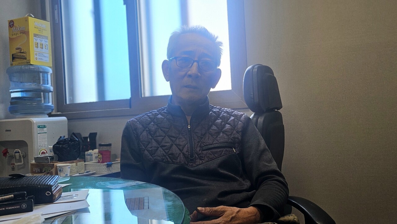 충남 보령시 오천면 오포리의 조종필 오포리 환경개발위원장은 지역의 급속한 쇠퇴 현황을 설명하며, 발전 공기업이 지역 주민과 이익을 나누고 상생해야 한다고 말했다. 박현석 기자