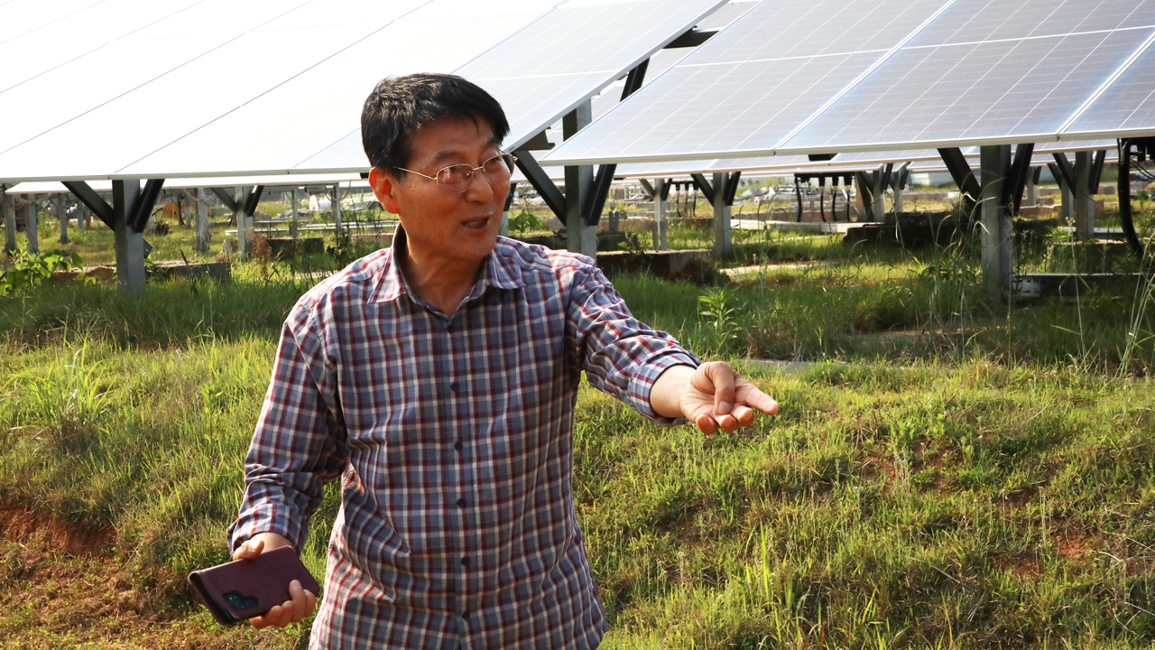 최문규 씨가 전남 해남군 산이면 자신의 태양광발전소 앞에서 이격거리 규제 등 불합리한 재생에너지 관련 행정을 비판하고 있다. 김민성 기자