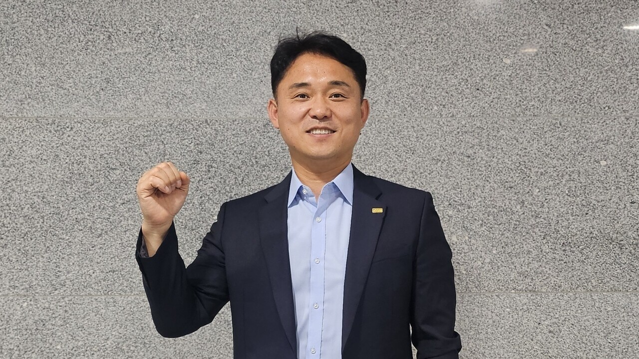 김명룡 전국태양광발전협회장이 지난달 27일 서울 여의도 국회에서 재생에너지 관련 규제 합리화 등을 차기 정부에 요구하고 있다. 박현석 기자