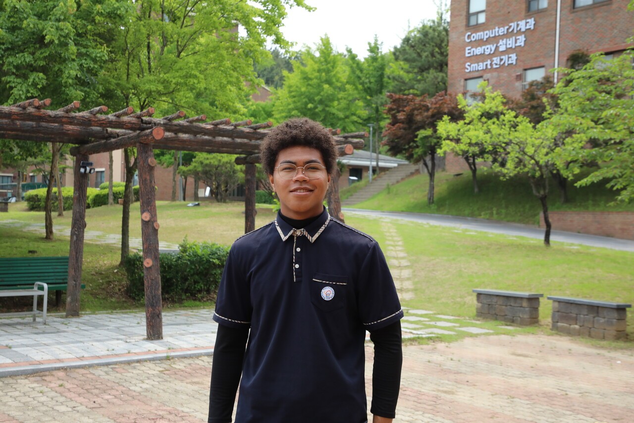 충북 제천시 다솜고 교정에서 장모세 씨가 미소를 짓고 있다. 송채은 기자