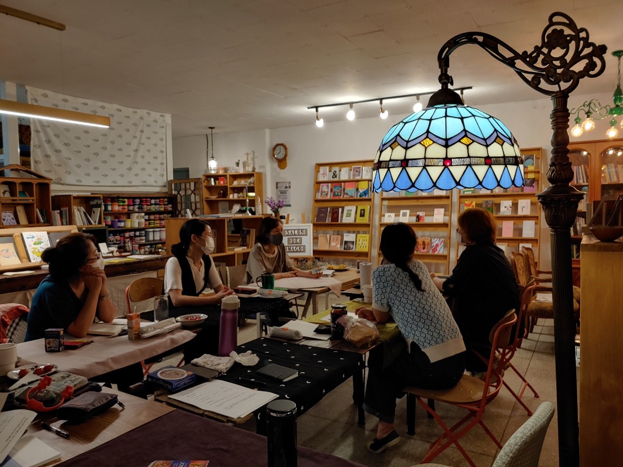 2021년 살롱드마고에서 타로를 활용한 워크숍을 열었다. 이곳에서 참가자들은 타로를 뽑고 그 카드로부터 영감을 받아 얘기하거나 글을 쓴다. 달리 제공