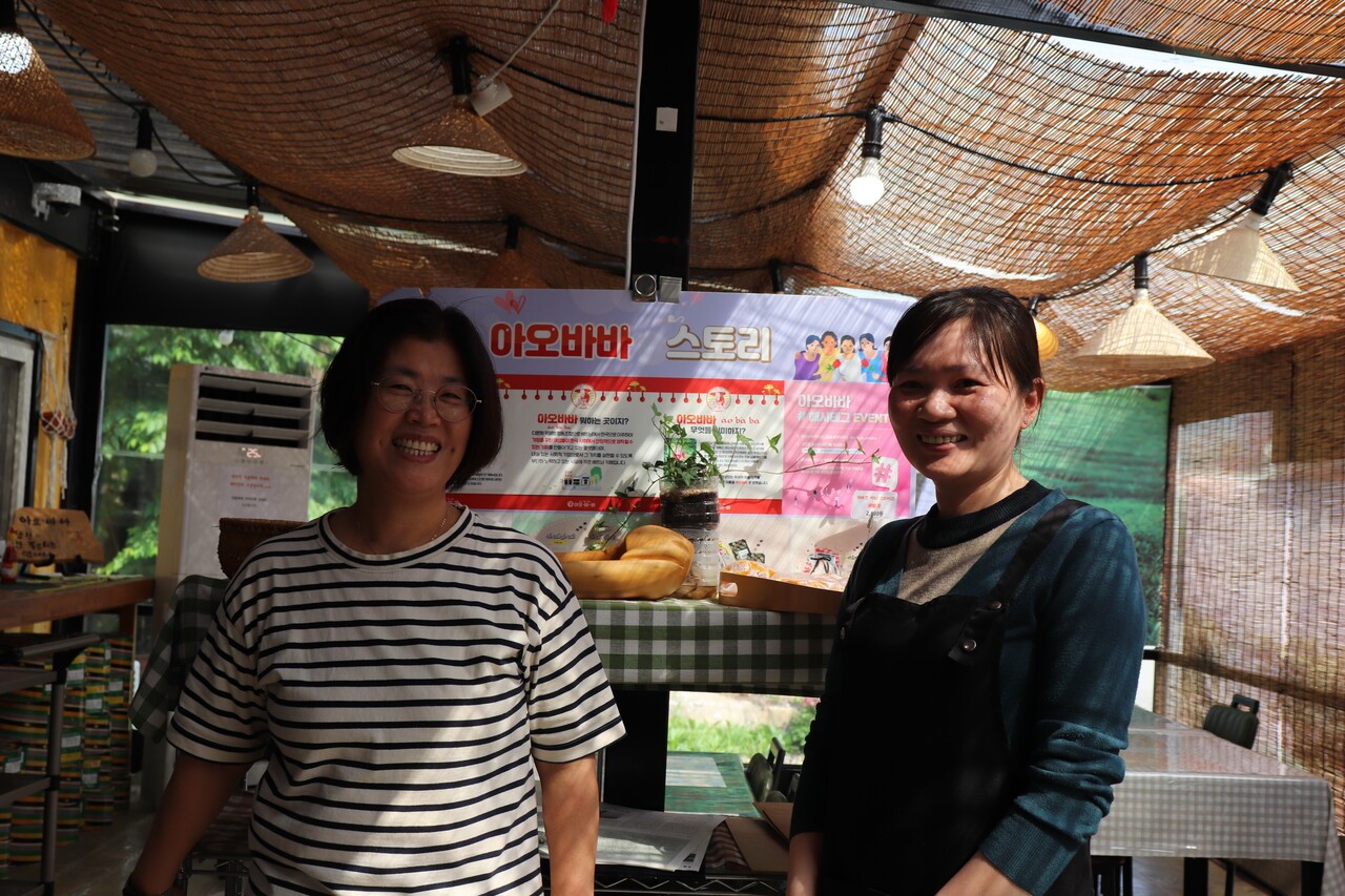 아오바바 식당에서 정현숙 대표(왼쪽)와 보티띠엠 씨가 함께 웃으며 서 있다. 최영범 기자