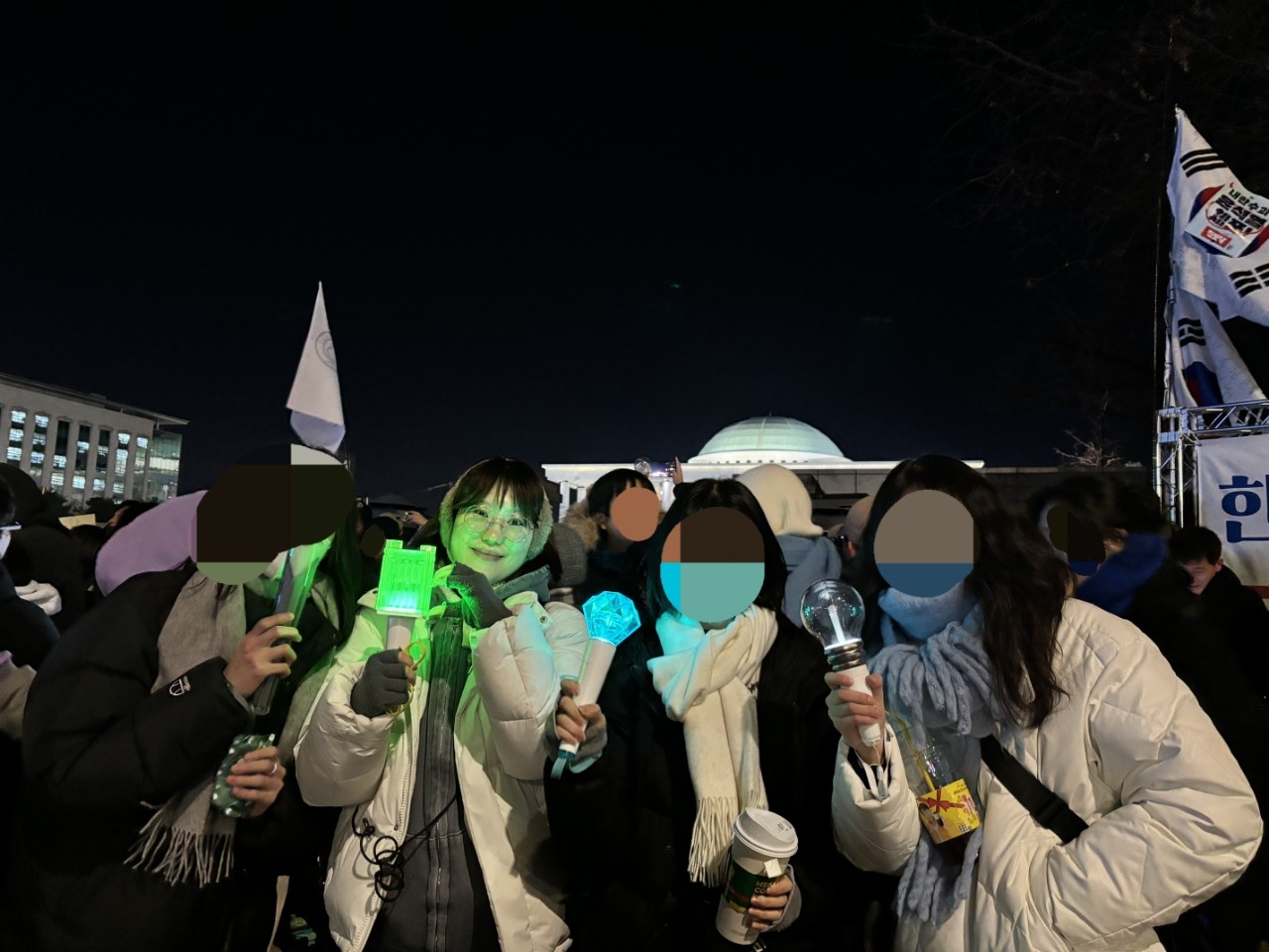 박진희(왼쪽에서 두 번째) 씨가 NCT 응원봉을 들고 탄핵 집회에 참여했다. 박진희 제공