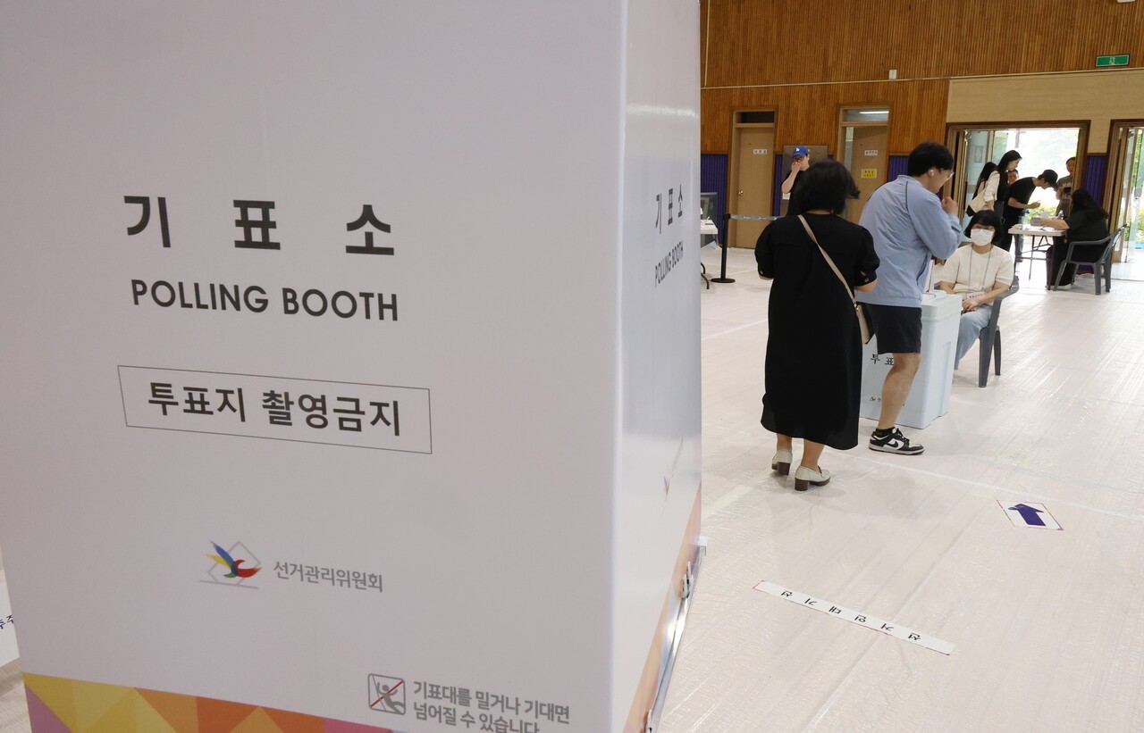 제21대 대통령선거일인 3일 대전 서구 월평초등학교에 마련된 월평1동 제1투표소에서 시민들이 투표용지를 투표함에 넣고 있다. 연합뉴스