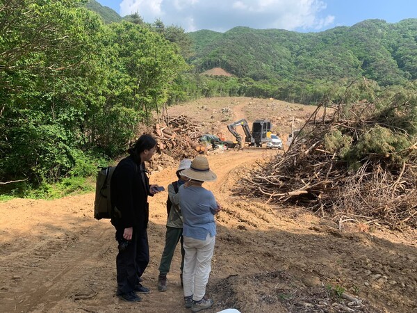 지난 2023년 5월, 임병선 기자(왼쪽)가 전남 구례군 골프장 건설 예정지 벌목 현장에서 주민들과 대화를 나누고 있다. 살아지구 제공