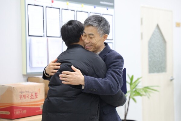김광현 로뎀 학교 시설장이 퇴소하는 소년과 마지막 인사를 나누고 있다. 홍성민 기자