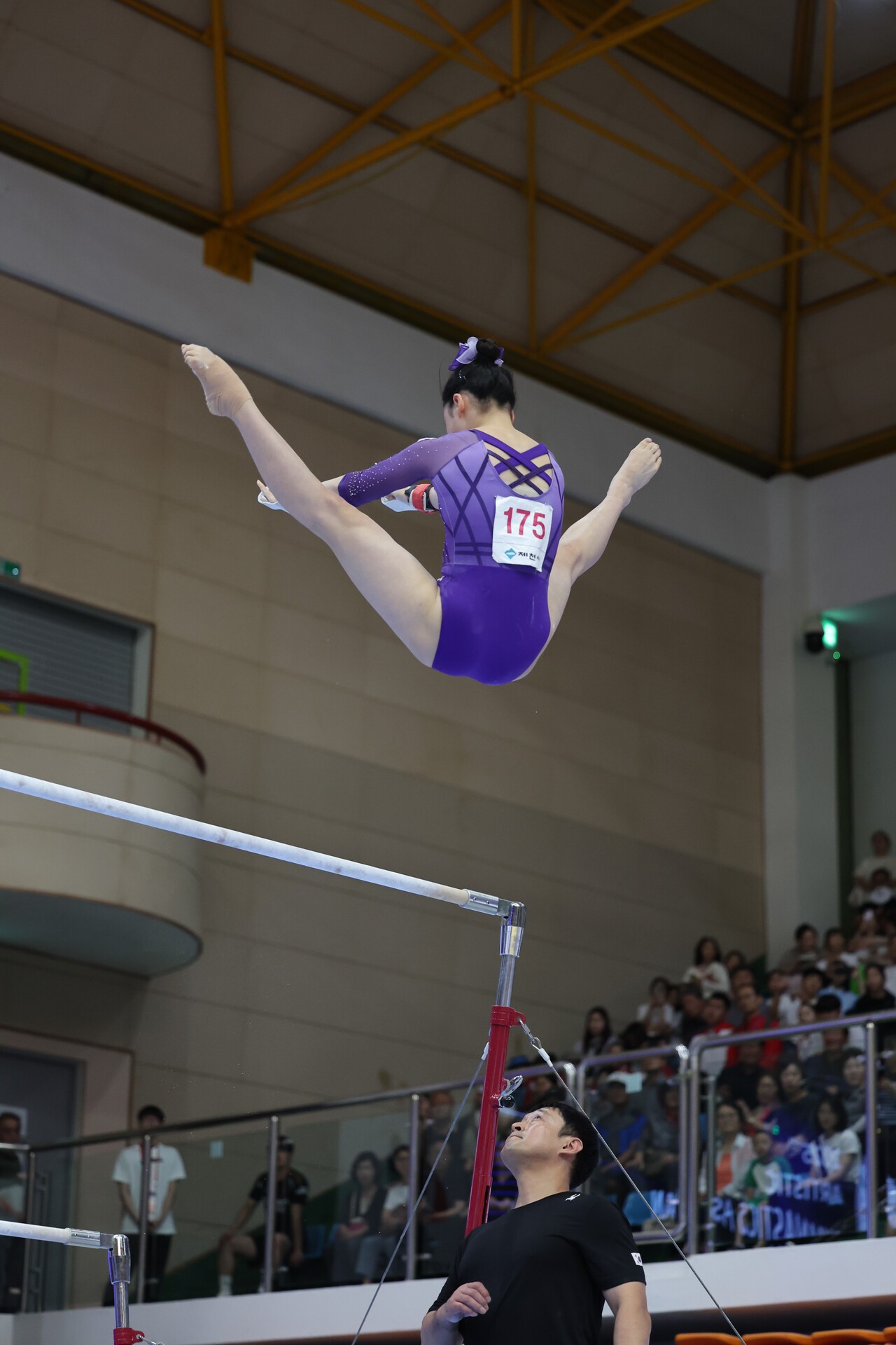 지난 14일 제천체육관에서 열린 ‘2025 기계체조 아시아선수권대회’ 여자 시니어 이단평행봉 결승 경기에서 박나영 선수가 연기를 선보이고 있다. 출처 2025 기계체조 아시아 선수권대회 공식 홈페이지